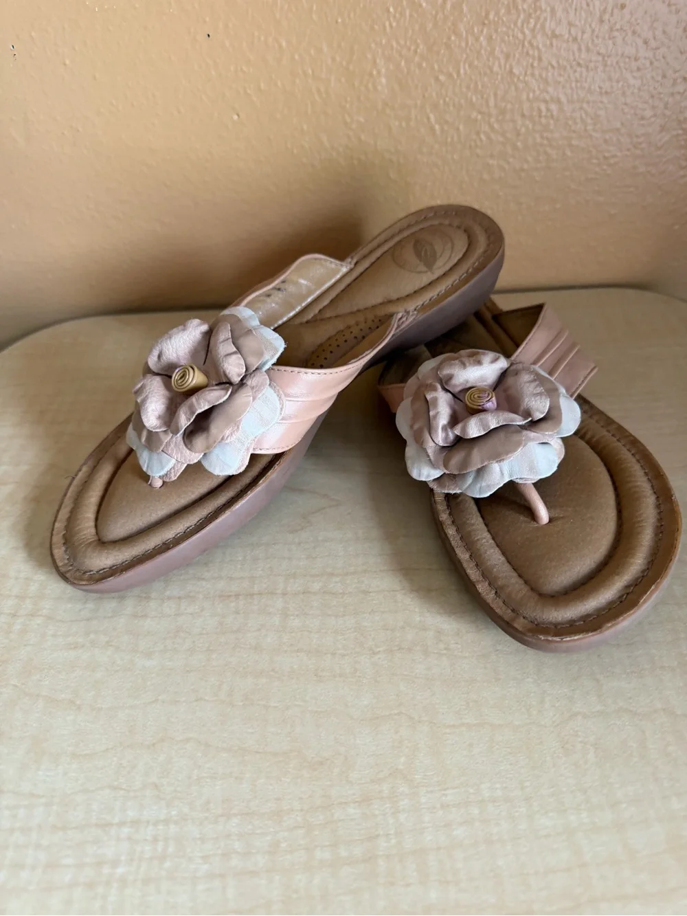 🌼Nurture Tan Leather Floral Thong Comfortable Cushioned Sandals Size 7.5
